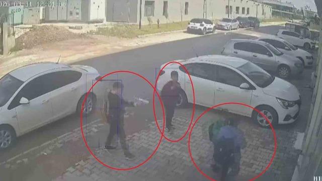 Ellerindeki oyuncak silahla 11 yaşındaki çocuğun önünü kesen 3 akranı para istedi