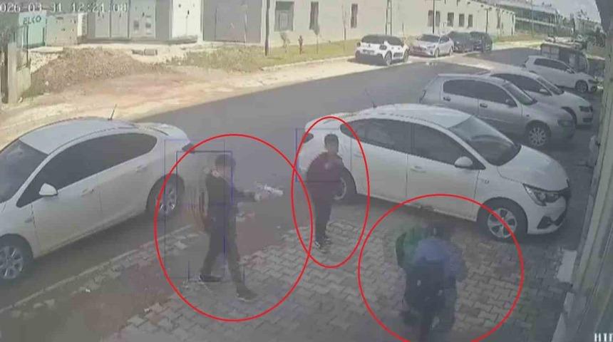 Ellerindeki oyuncak silahla 11 yaşındaki &ccedil;ocuğun &ouml;n&uuml;n&uuml; kesen 3 akranı para istedi