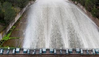 18 yıl sonra doldu! Barajdan kontroll&uuml; su tahliyesi başladı