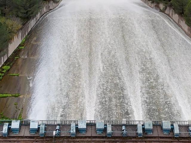 18 yıl sonra doldu! Barajdan kontroll&uuml; su tahliyesi başladı
