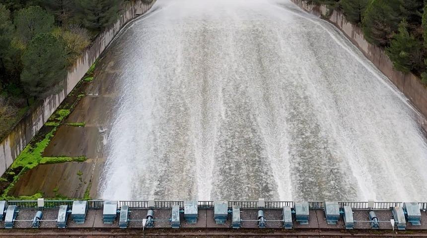 18 yıl sonra doldu! Barajdan kontroll&uuml; su tahliyesi başladı