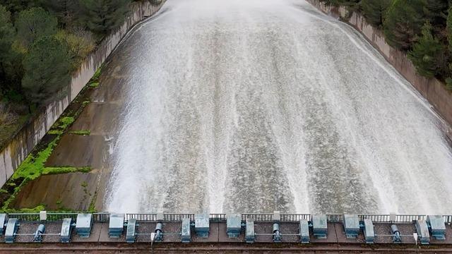 18 yıl sonra doldu! Barajdan kontrollü su tahliyesi başladı