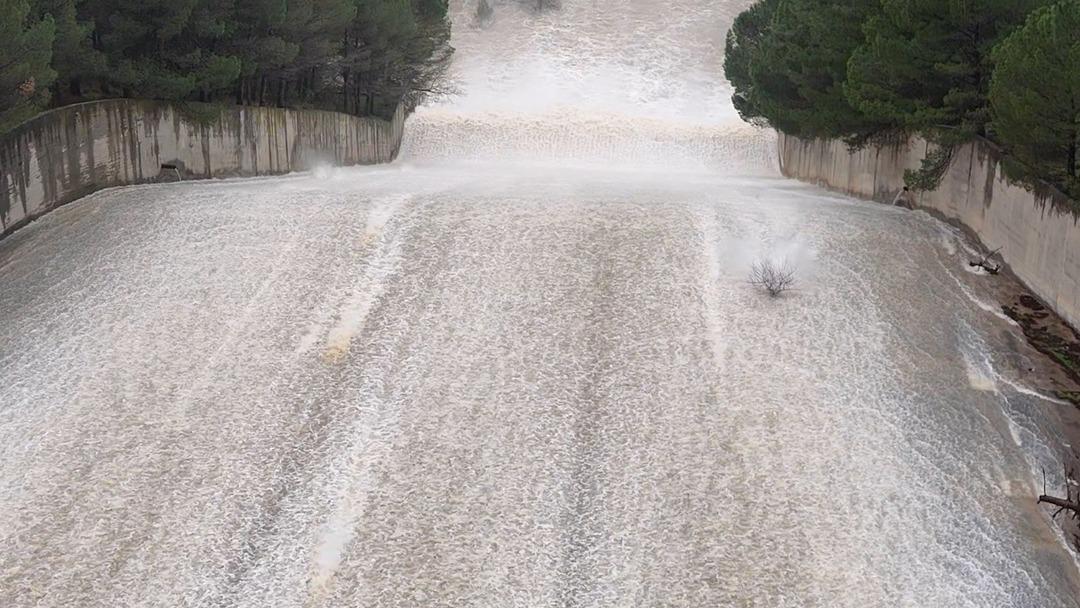 18 yıl sonra doldu! Barajdan kontroll&uuml; su tahliyesi başladı 1