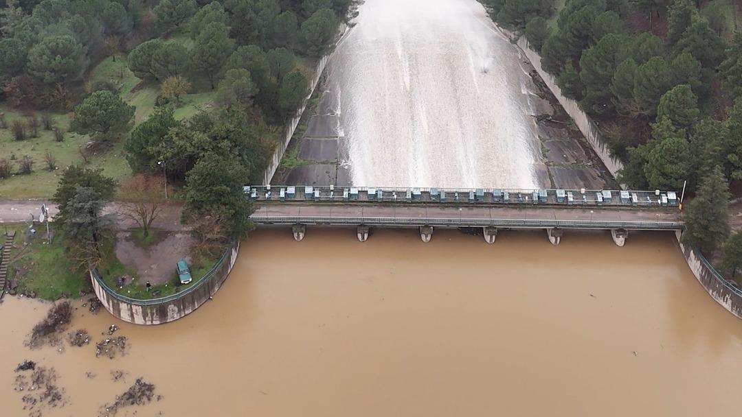 18 yıl sonra doldu! Barajdan kontroll&uuml; su tahliyesi başladı 2