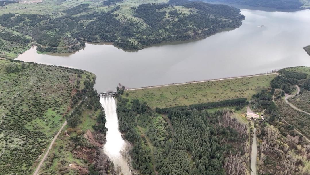 18 yıl sonra doldu! Barajdan kontroll&uuml; su tahliyesi başladı 3