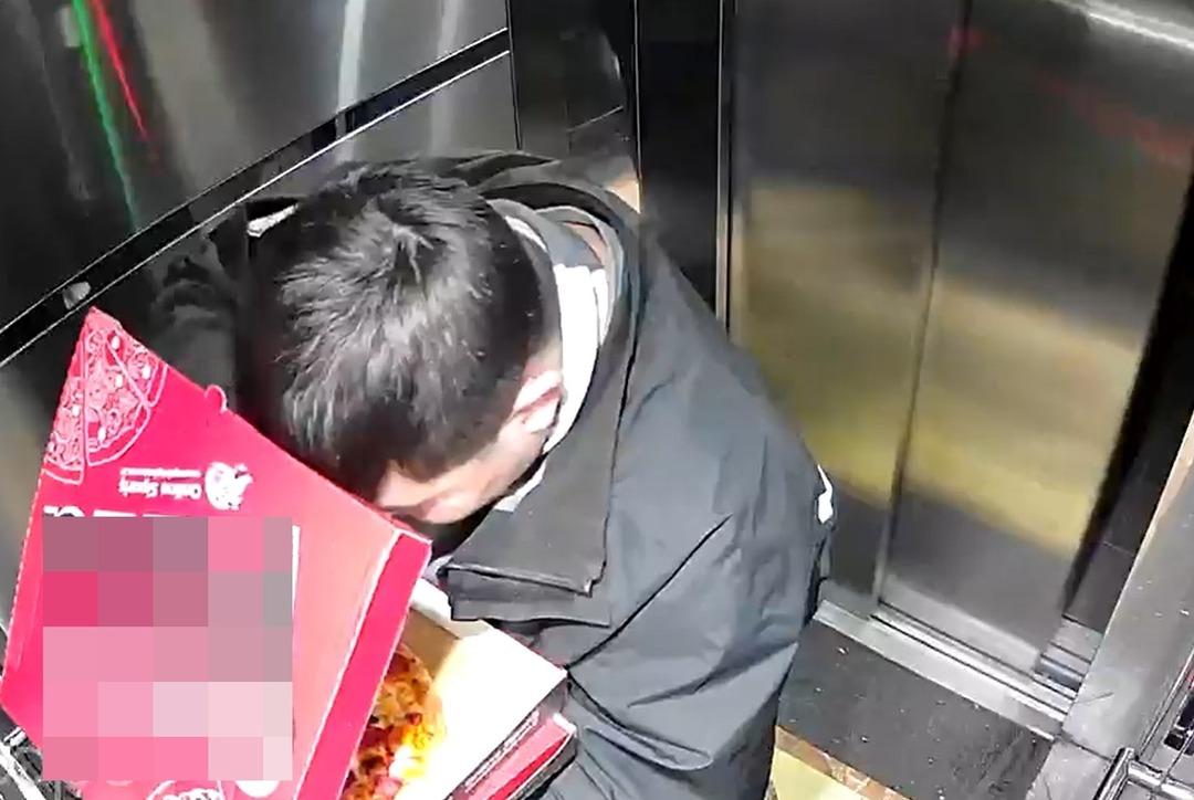 Pizza siparişinde kurye skandalı! Asans&ouml;rdeki g&ouml;r&uuml;nt&uuml;ler mide bulandırdı 2