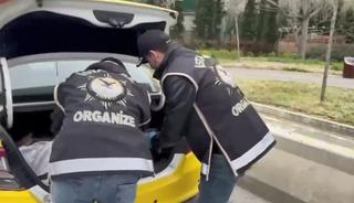 İstanbul Emniyeti kıskıvrak yakaladı! Silah ka&ccedil;ak&ccedil;ılarına operasyon: Ticari taksi detayı