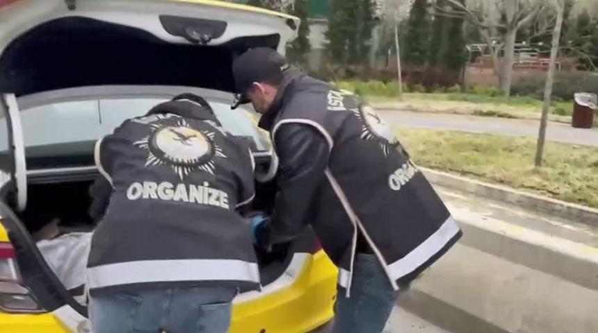 İstanbul Emniyeti kıskıvrak yakaladı! Silah ka&ccedil;ak&ccedil;ılarına operasyon: Ticari taksi detayı