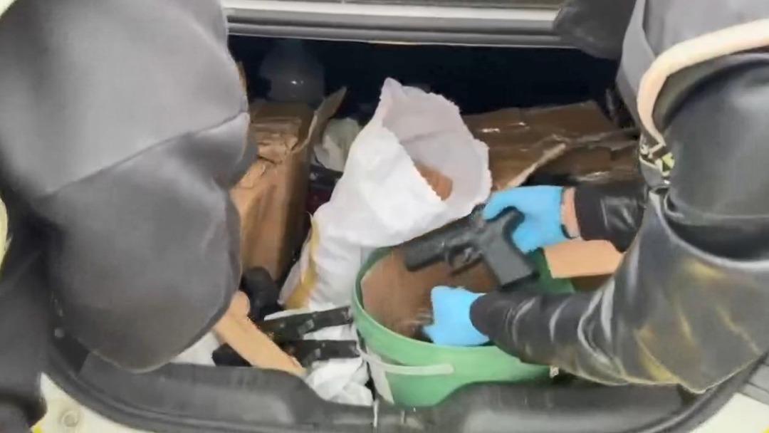 İstanbul Emniyeti kıskıvrak yakaladı! Silah ka&ccedil;ak&ccedil;ılarına operasyon: Ticari taksi detayı 1