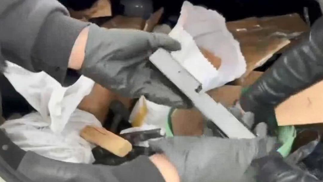 İstanbul Emniyeti kıskıvrak yakaladı! Silah ka&ccedil;ak&ccedil;ılarına operasyon: Ticari taksi detayı 3