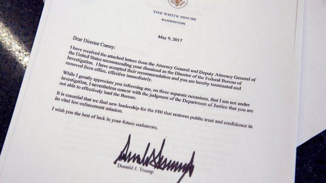 Başkan Trump, FBI başkanını on yıllık görev süresinin yarısını bile tamamlamadan görevden aldığını bildiren mektupta Comey'nin teşkilatı yönetmekte 'yetersiz' oluşuyla gerekçelendirmişti