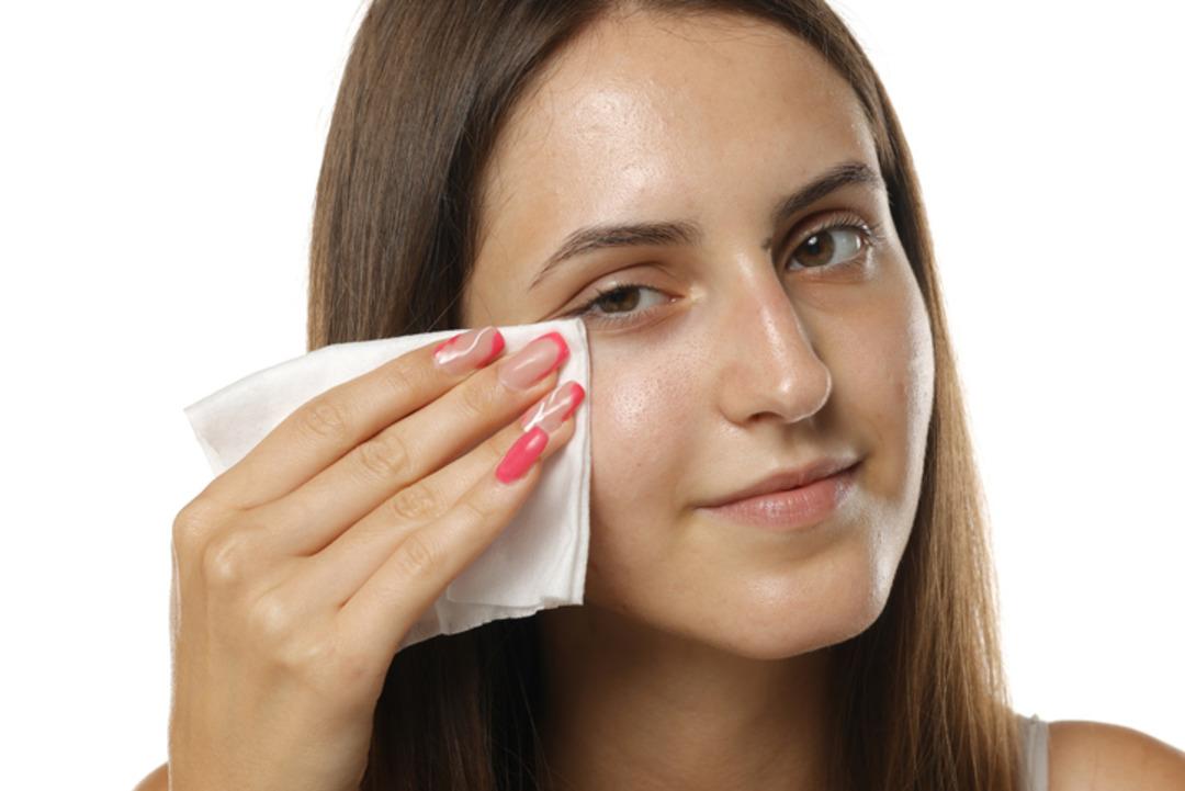 Dermatologdan uyarı: Y&uuml;z&uuml;n&uuml;ze sakın s&uuml;rmeyin! Bu 3 &uuml;r&uuml;n sandığınızdan daha zararlı 2