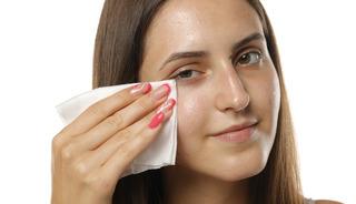 Dermatologdan uyarı: Y&uuml;z&uuml;n&uuml;ze sakın s&uuml;rmeyin! Bu 3 &uuml;r&uuml;n sandığınızdan daha zararlı