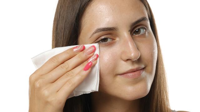 Dermatologdan uyarı: Yüzünüze sakın sürmeyin! Bu 3 ürün sandığınızdan daha zararlı
