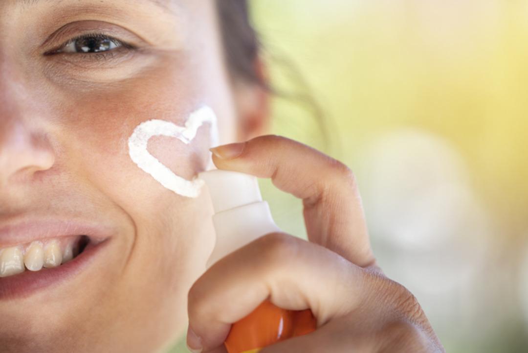 Dermatologdan uyarı: Y&uuml;z&uuml;n&uuml;ze sakın s&uuml;rmeyin! Bu 3 &uuml;r&uuml;n sandığınızdan daha zararlı 4