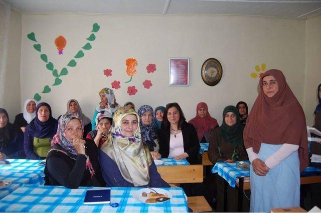 Sema Ünlü kursiyerlerle bir araya geldi