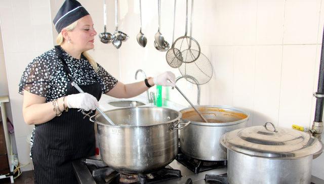 Taziye evinde yemek yaptı; yemek işletmesini kurdu