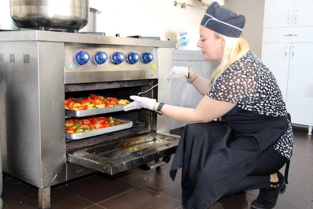 Taziye evinde yemek yaptı; yemek işletmesini kurdu