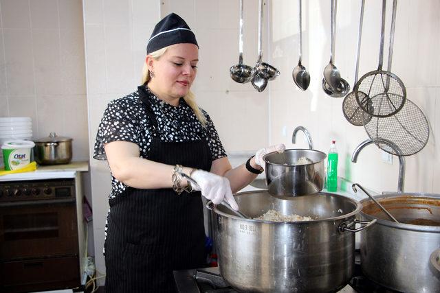 Taziye evinde yemek yaptı; yemek işletmesini kurdu