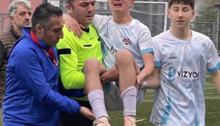 SON DAKİKA SPOR HAERİ: Sakatlanan futbolcuyu ma&ccedil;ın hakemi kucağında taşıdı