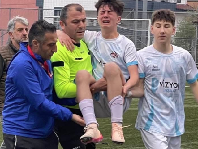 SON DAKİKA SPOR HAERİ: Sakatlanan futbolcuyu ma&ccedil;ın hakemi kucağında taşıdı