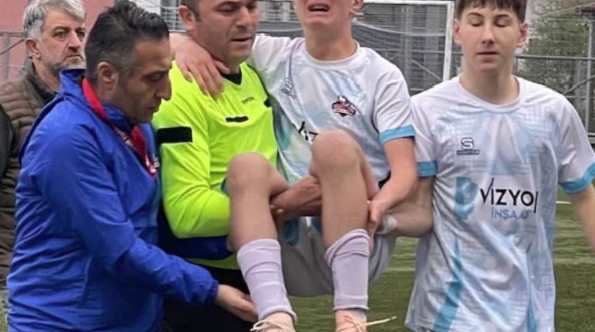 SON DAKİKA SPOR HAERİ: Sakatlanan futbolcuyu ma&ccedil;ın hakemi kucağında taşıdı