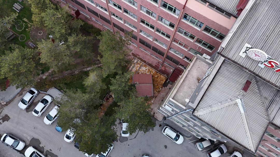 Ne yıkabildiler, ne taşıyabildiler! Hastane bah&ccedil;esinde gizemli t&uuml;rbe 2