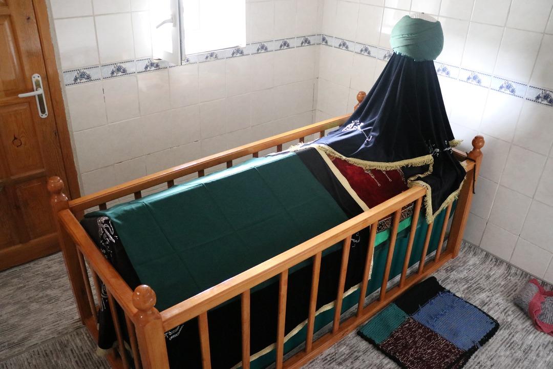 Ne yıkabildiler, ne taşıyabildiler! Hastane bah&ccedil;esinde gizemli t&uuml;rbe 3