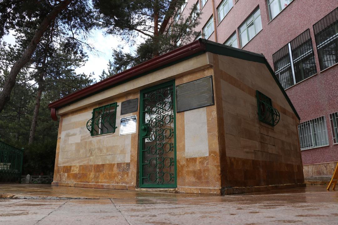 Ne yıkabildiler, ne taşıyabildiler! Hastane bah&ccedil;esinde gizemli t&uuml;rbe 5