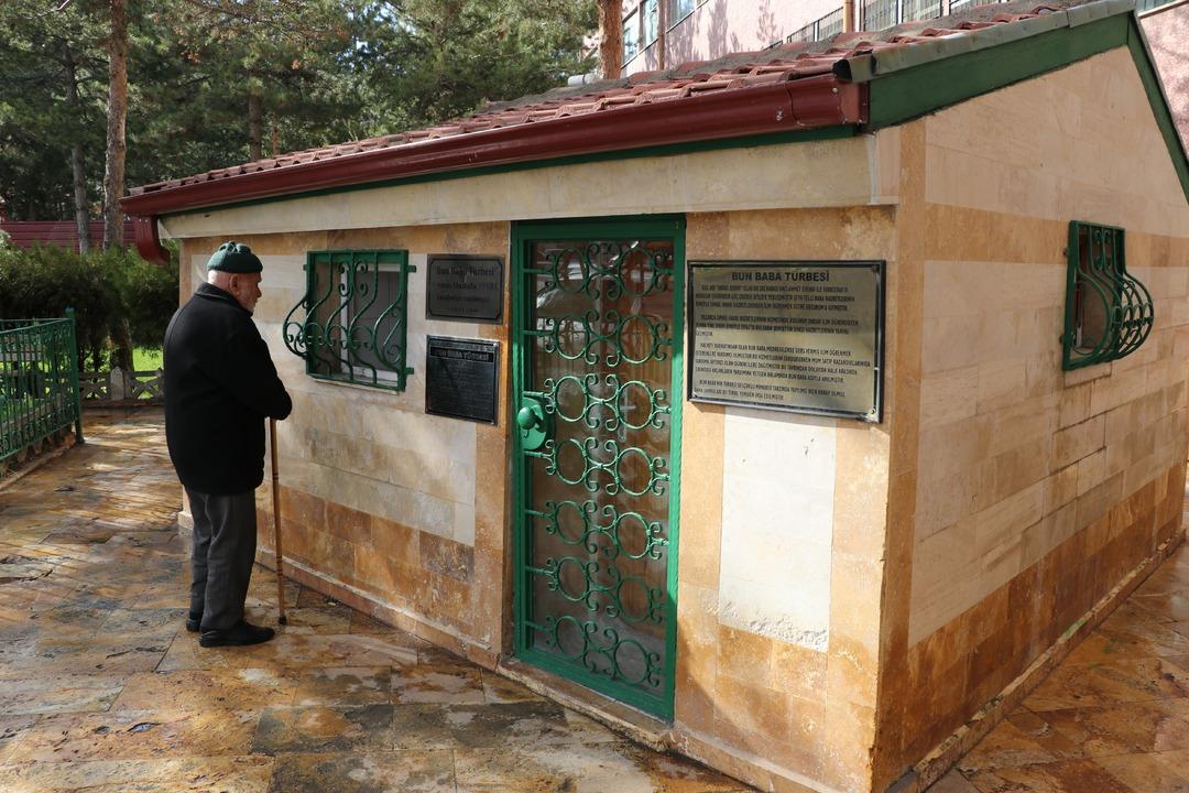 Ne yıkabildiler, ne taşıyabildiler! Hastane bah&ccedil;esinde gizemli t&uuml;rbe 7