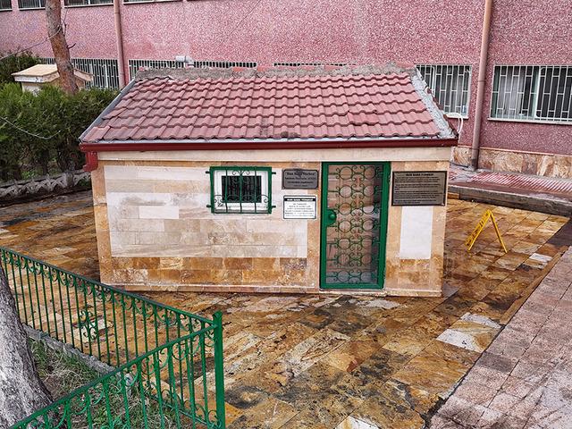 Ne yıkabildiler, ne taşıyabildiler! Hastane bah&ccedil;esinde gizemli t&uuml;rbe