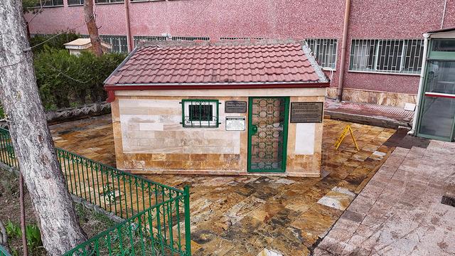 Ne yıkabildiler, ne taşıyabildiler! Hastane bahçesinde gizemli türbe