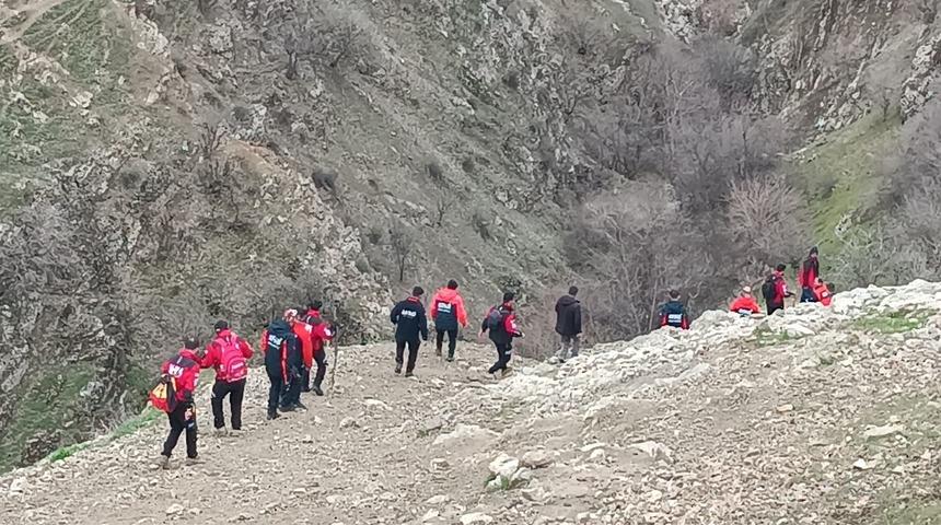 4 yaşındaki Rabi i&ccedil;in seferber olundu! Bitlis'te kaybolan &ccedil;ocuğu 250 kişilik ekip arıyor