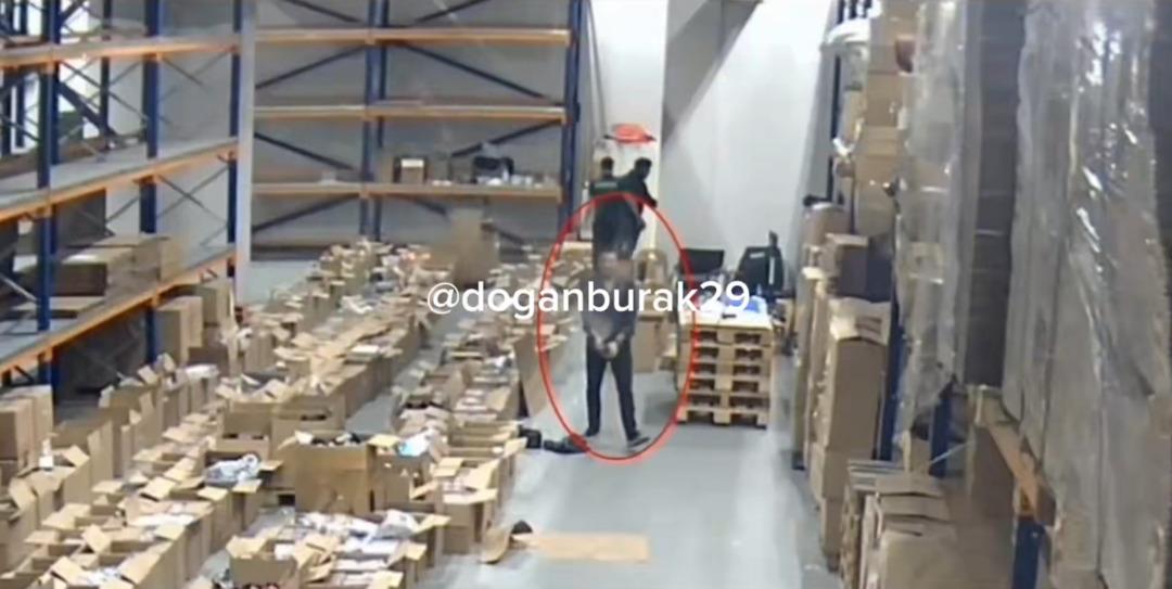 İstanbul Havalimanı nda g&uuml;mr&uuml;k ka&ccedil;ak&ccedil;ılığı operasyonu! 4 g&ouml;zaltı 1