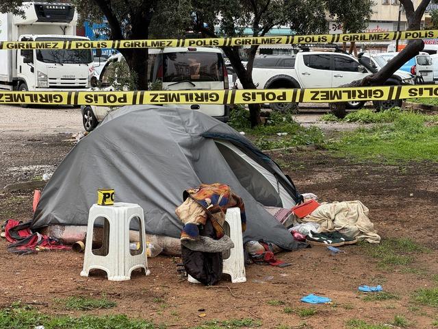 Antalya da parkta &ccedil;adırda yaşayan kişi &ouml;l&uuml; bulundu 2
