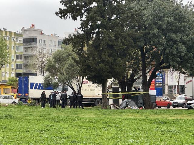 Antalya da parkta &ccedil;adırda yaşayan kişi &ouml;l&uuml; bulundu 1