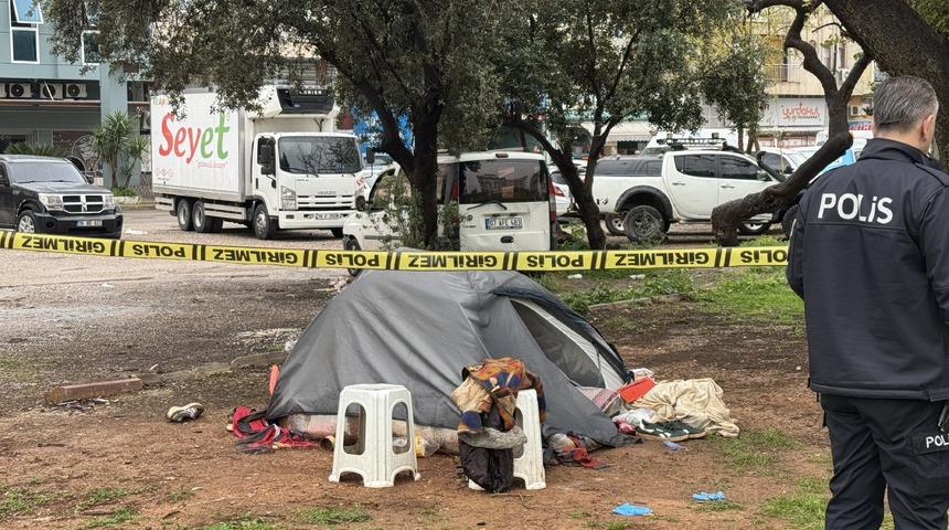 Antalya'da parkta &ccedil;adırda yaşayan kişi &ouml;l&uuml; bulundu