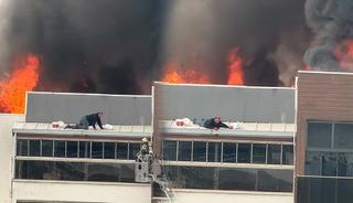 Bursa'da &ccedil;atı katında can pazarı! Yangında mahsur kaldılar 