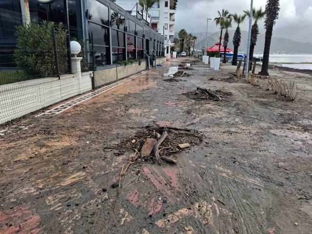 Marmaris&rsquo;te sağanak ve fırtına etkili oldu 3