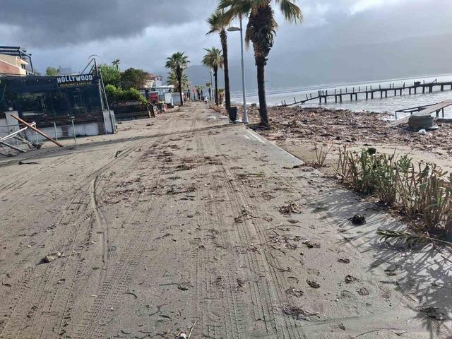 Marmaris&rsquo;te sağanak ve fırtına etkili oldu 2