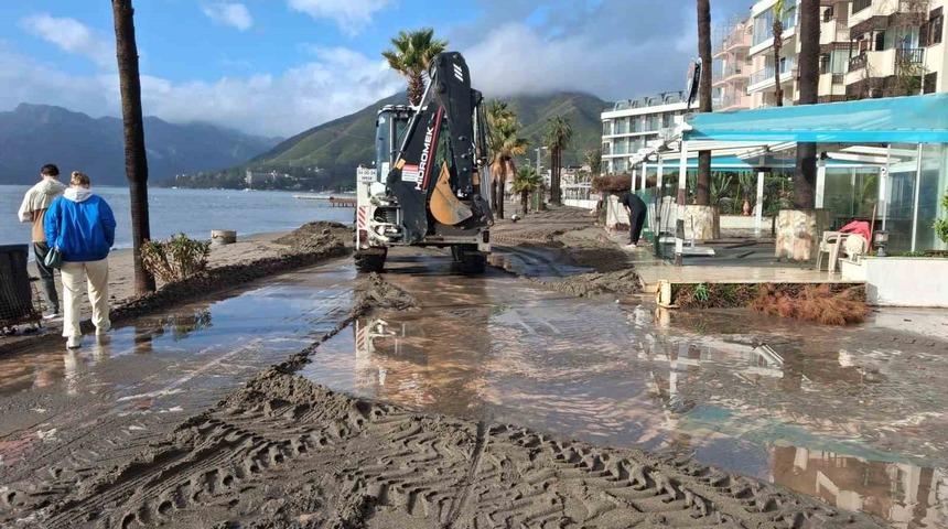 Marmaris&rsquo;te sağanak ve fırtına etkili oldu