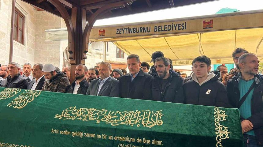 Babadan k&uuml;&ccedil;&uuml;k kızına acı dolu veda: Kızının tabuta sarılarak g&ouml;zyaşlarına boğuldu