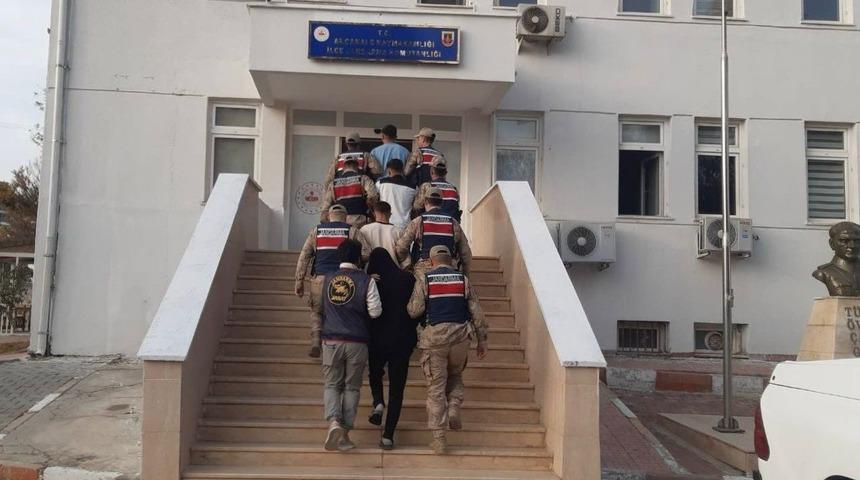 Şanlıurfa&rsquo;da g&ouml;&ccedil;men ka&ccedil;ak&ccedil;ılığı operasyonu: 18 organizat&ouml;r yakalandı