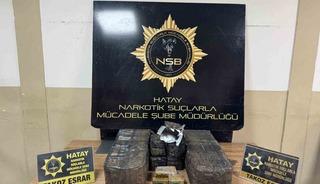 Sahile vuran &ccedil;uvalın i&ccedil;inde 36 kilogram takoz esrar ele ge&ccedil;irildi