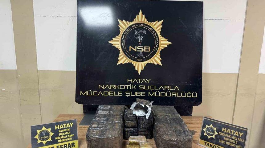 Sahile vuran &ccedil;uvalın i&ccedil;inde 36 kilogram takoz esrar ele ge&ccedil;irildi