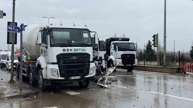 &Ccedil;ubuk&rsquo;ta beton mikserleri &ccedil;arpıştı: 1 yaralı 2