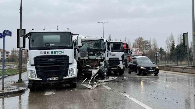 &Ccedil;ubuk&rsquo;ta beton mikserleri &ccedil;arpıştı: 1 yaralı 1