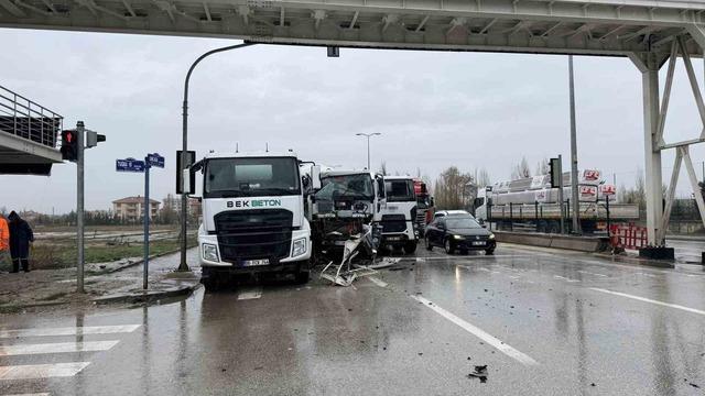 Çubuk’ta beton mikserleri çarpıştı: 1 yaralı
