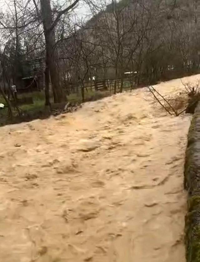 Başkentte sağanak etkili oldu: Dereler taştı, okulun istinat duvarı &ccedil;&ouml;kt&uuml; 3