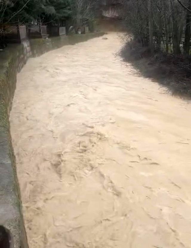 Başkentte sağanak etkili oldu: Dereler taştı, okulun istinat duvarı &ccedil;&ouml;kt&uuml; 2